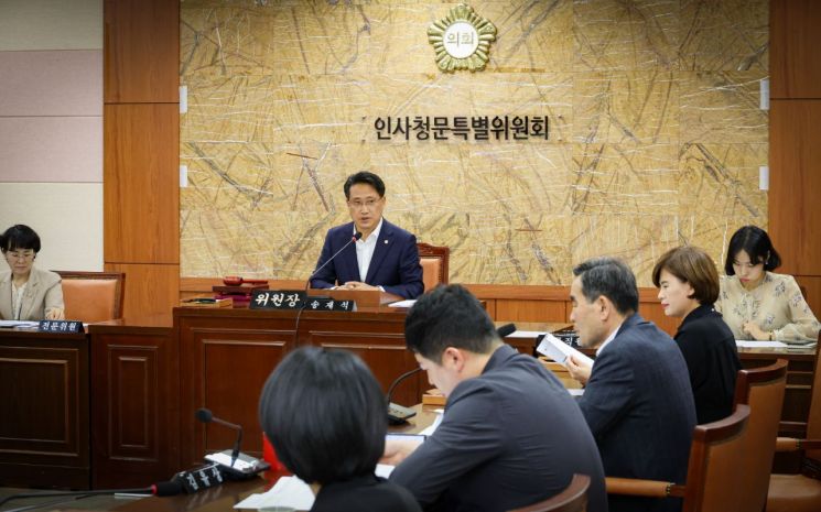 경남 김해시의회 인사청문특별위원회 위원장 송재석 의원이 김재원 김해연구원 원장 임용후보자에 대한 청문회 경과보고서 채택 여부를 발표하고 있다. [사진제공=김해시의회]