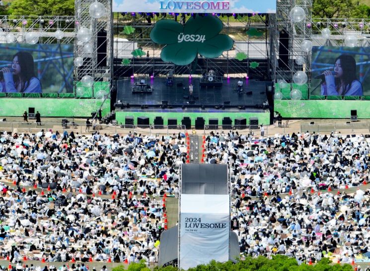 28일 오후 2024 러브썸 페스티벌이 열린 서울 송파구 올림픽공원 88잔디마당이 관람객들로 가득하다. 사진제공=연합뉴스