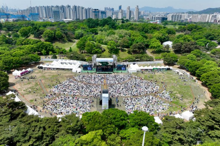 28일 오후 2024 러브썸 페스티벌이 열린 서울 송파구 올림픽공원 88잔디마당이 관람객들로 가득하다. 사진제공=연합뉴스
