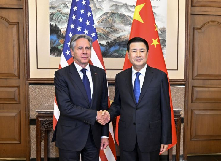 지난달 26일 중국 북경에서 토니 블링컨 미국 국무장관(왼쪽)과 왕이 중국 외교부장이 만나 기념사진을 촬영하고 있다. [사진 제공=연합뉴스]