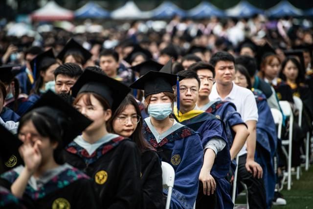 "매일 10시간 혹사에 청소·운전까지"…'대학원 노예' 중국도 파장