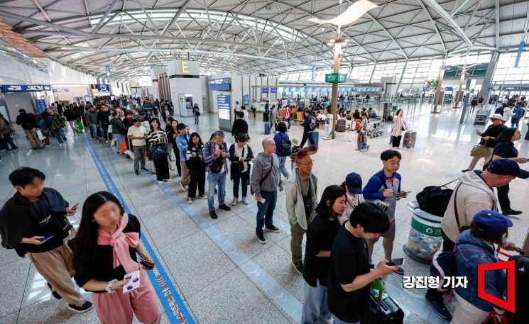 [포토] '연휴 특수' 여행객들로 붐비는 인천공항