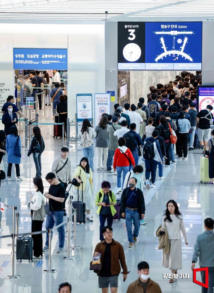 어린이날 연휴를 앞둔 지난 3일 인천국제공항 제1여객터미널을 찾은 여행객들이 탑승동으로 이동하기 위해 줄을 서고 있다. 사진=강진형 기자aymsdream@