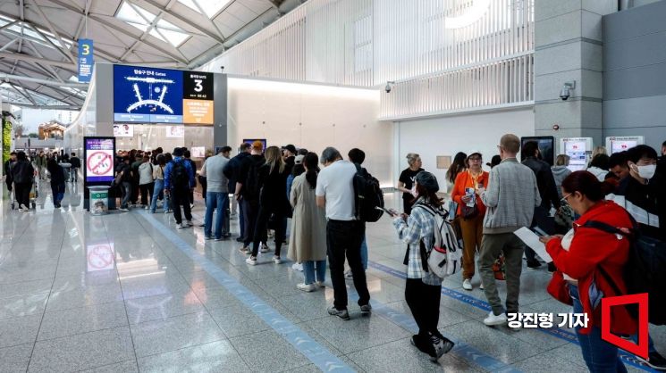 어린이날 연휴를 앞둔 3일 인천국제공항 제1여객터미널을 찾은 여행객들이 탑승동으로 이동하기 위해 줄을 서고 있다. 사진=강진형 기자aymsdream@