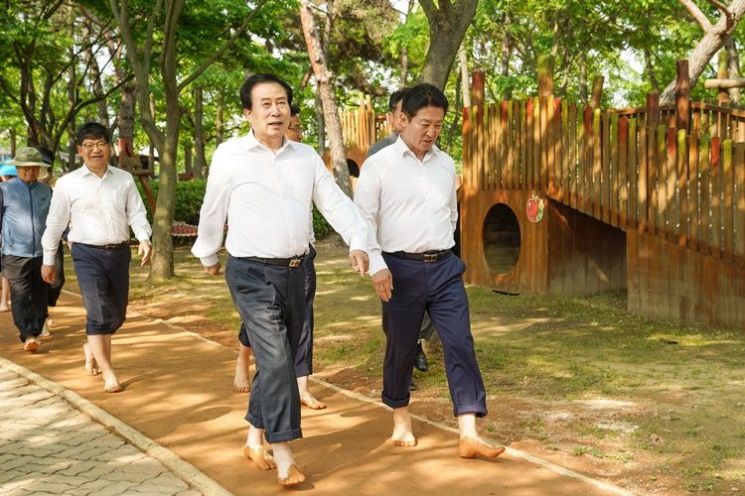 (좌측) 박홍률 시장과 전경선 전남도부의장이 부흥동 둥근공원 황토맨발 길을 걷고 있다. [사진제공=목포시]