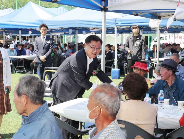 홍남표 창원특례시장, 합성1동 경로 위안잔치 참석