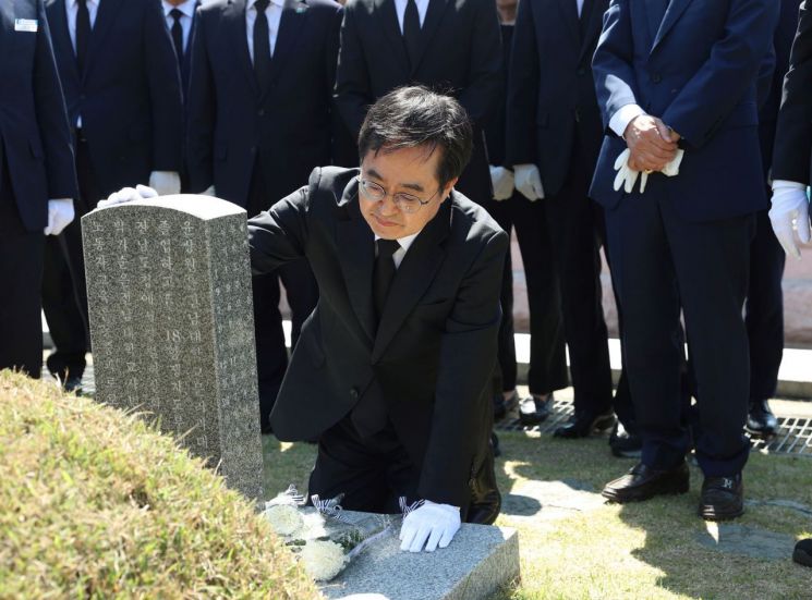 김동연 경기도지사가 3일 광주광역시 '국립5·18민주묘지'를  참배하고 있다.