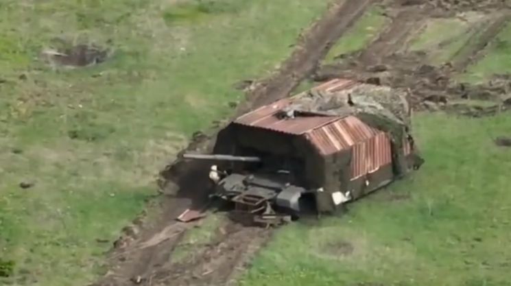 최근 러시아군은 FPV 드론 대책으로 탱크 겉에 철판을 두른 일명 '거북 탱크'를 운용 중이다. [이미지출처=엑스(X) 캡처]
