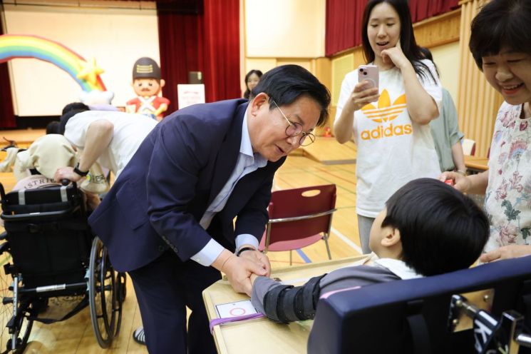박강수 마포구청장 어린이날 앞두고 한국우진학교 찾아 장애어린이 격려