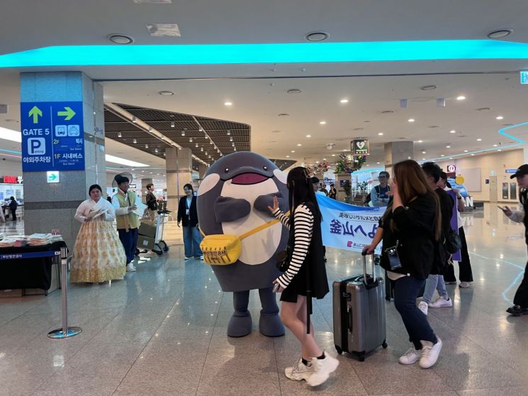 부산항만공사 직원들이 3일 부산항을 찾는 일본인 여행객을 반갑게 맞이하고 있다.