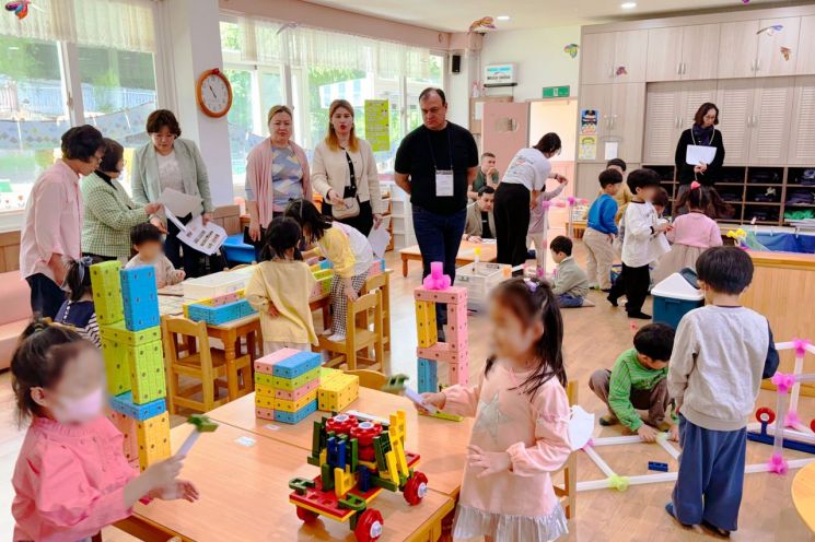 유아체험관에서 우즈베키스탄 유아교육청 대표단 초청 워크숍이 열리고 있다.