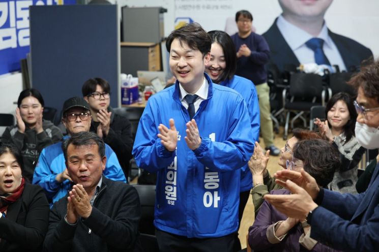 지난달 11일 더불어민주당 김동아 당선인이 자신의 당선이 확실해지자 기뻐하고 있다. [사진출처=연합뉴스]
