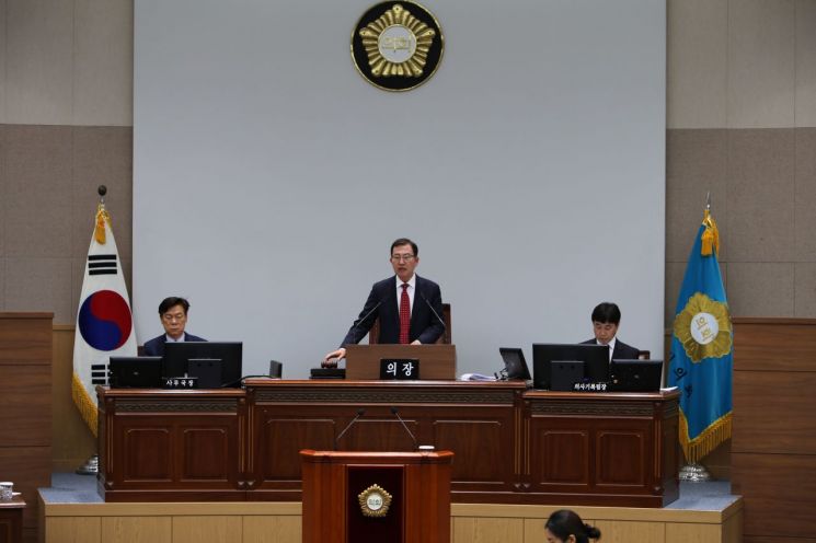 김이근 창원시의회 의장이 건의안 채택을 알리며 의사봉을 두드리고 있다. [사진=이세령 기자]