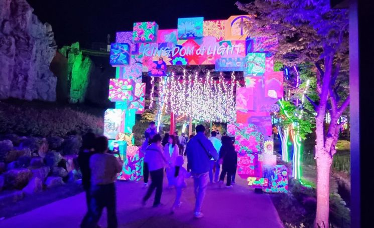 방문객들이 경남 김해가야테마파크 ‘빛의 왕국 가야’ 축제장을 거닐고 있다. [사진제공=김해시청]