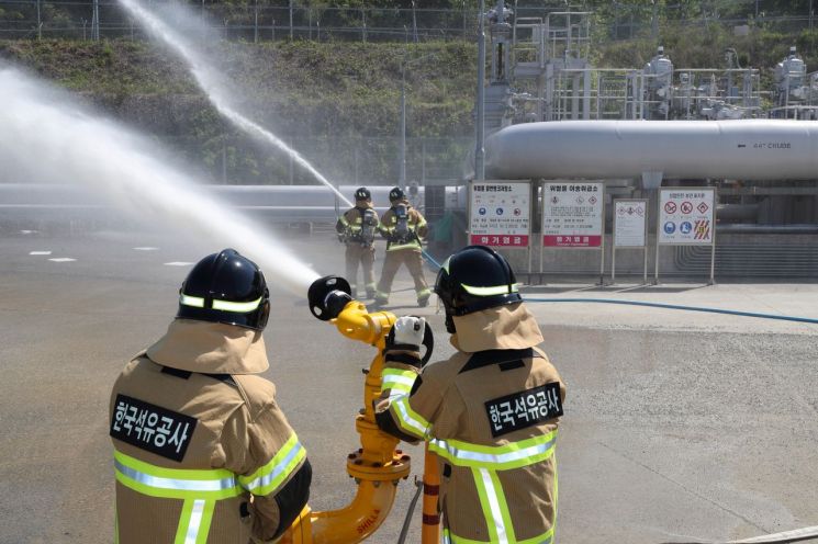 한국석유공사가 지난 3일 울산 석유비축기지에서 울주군과 공동으로 2024년 재난대응 안전한국훈련을 진행하고 있다.