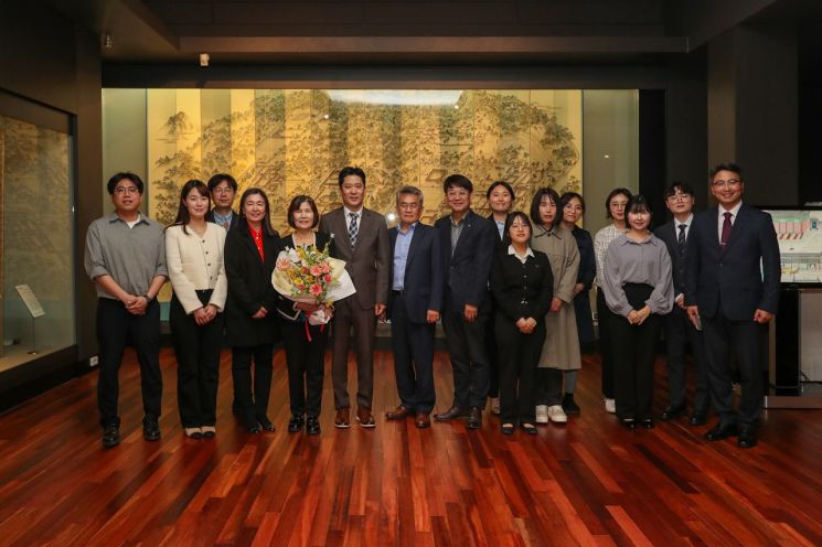 안영구 유니크 대표이사 회장이 동아대 석당박물관에 발전기금 1억원을 전달하는 행사가 열리고 있다.