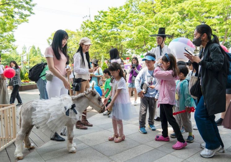 서울 동대문구청 광장에 마련된 행사장에서 어린이들이 작은 말 ‘월리’와 교감하고 있다.(사진제공=동대문구청)