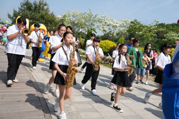 ‘제1회 강북구 어린이날 축제’ 개막식에서 아이들이 관악대 퍼레이드를 벌이고 있다.(사진제공=강북구청)