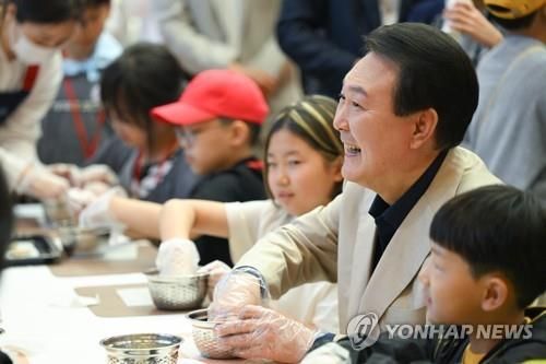 윤석열 대통령이 청와대 연무관에서 열린 어린이날 초청행사에서 아이들과 쿠키를 만들고 있다.