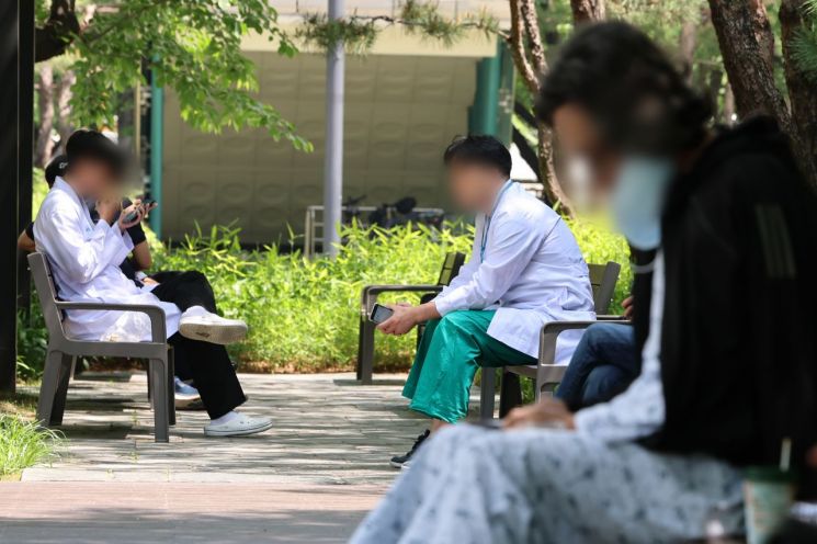 3일 오전 서울 시내 한 대형병원에서 의료진과 환자가 휴식하고 있다. [사진출처=연합뉴스]