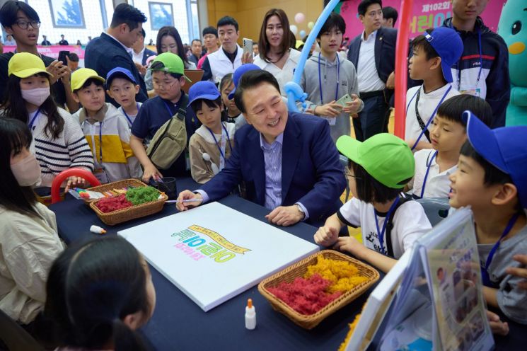 尹, 청와대서 어린이날 행사…"어린이 큰 꿈 갖고 자라도록 뒷받침"(종합)