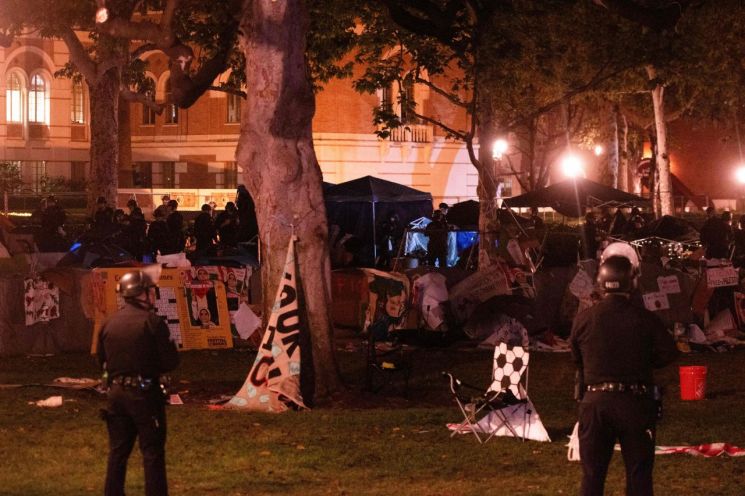 서던캘리포니아대 반전시위 농성 텐트 철거 [이미지출처=AFP연합뉴스]