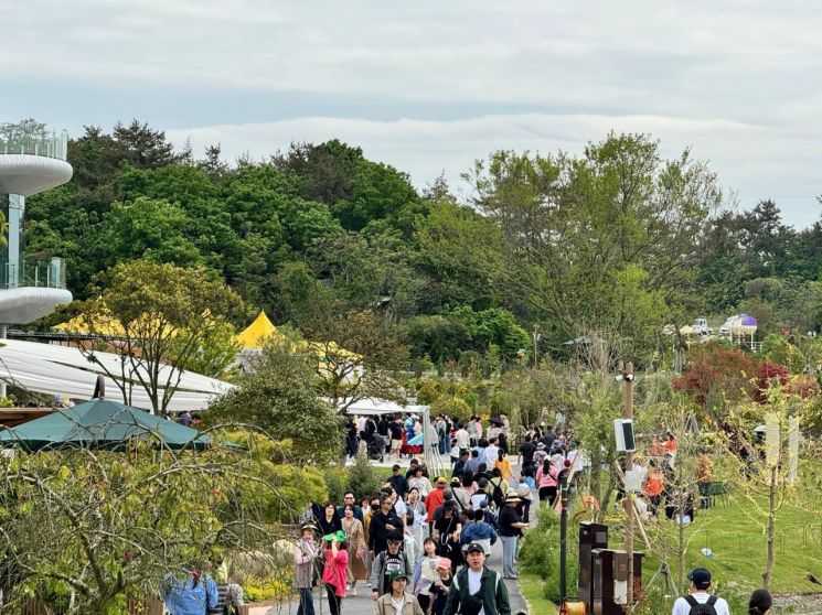 전남 최초 정원형 식물원 ‘산이정원’, 개장 첫날 5000여명 찾아