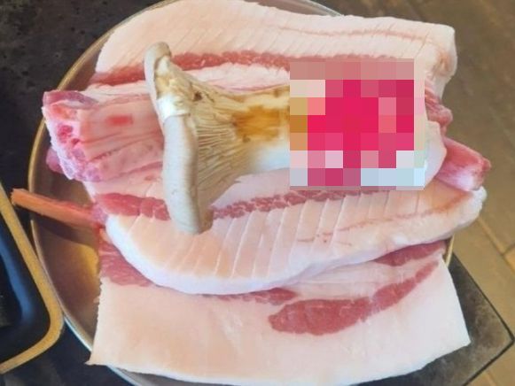 온라인 커뮤니티에 '제주도 고기'라는 제목으로 비계가 대부분인 돼지고기 사진이 올라왔다. [사진출처=보배드림 캡처]