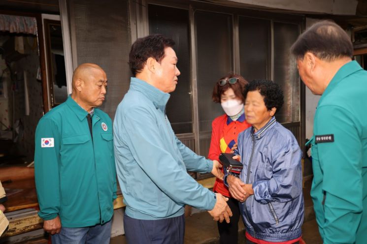 박완수 경남도지사가 호우 침수피해가 발생한 합천 대양면 양산마을 이재민을 만나고 있다. [사진제공=경남도청]