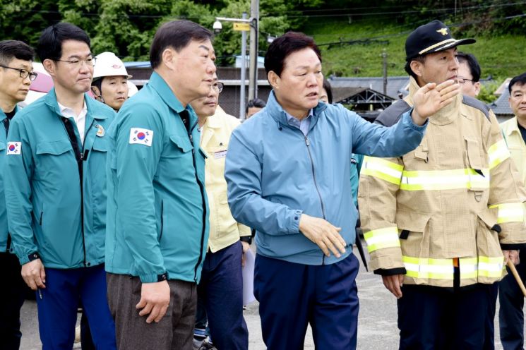 박완수 경남도지사가 김윤철 합천군수(앞줄 왼쪽)와 호우 침수피해가 발생한 합천 대양면 양산마을을 둘러보며 복구 지시를 내리고 있다. [사진제공=경남도청]