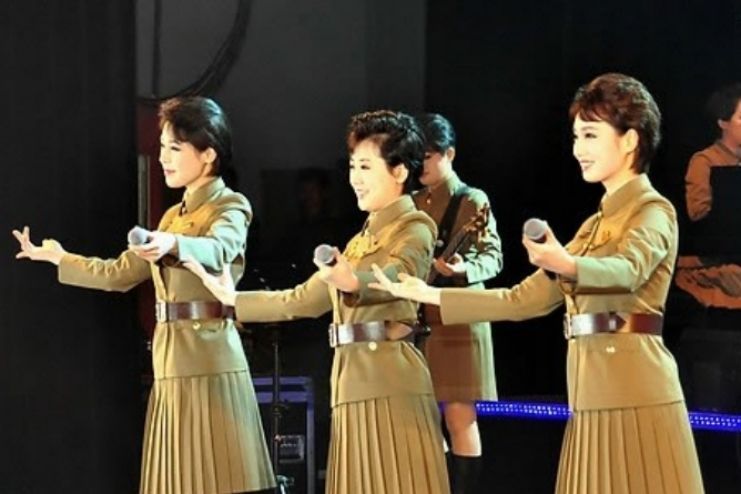 모란봉악단이 2014년 4월 9일 양강도 혜산시 도예술극장에서 공연하고 있는 모습. [사진=조선중앙통신 캡처]