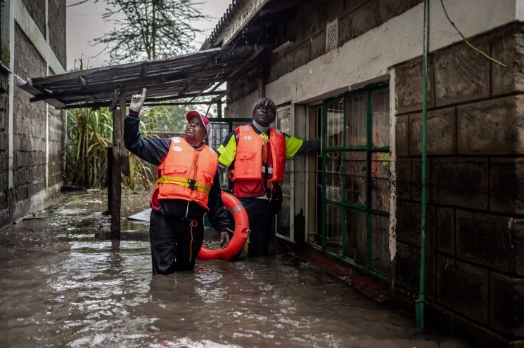 최근 전 세계에 동시다발적으로 발생한 치명적 폭우와 ‘살인 홍수’로 수백 명이 사망하고 세계 곳곳의 사회기반시설이 초토화하고 있다. 브라질 뿐 아니라, 동아프리카 최대 국가인 케냐는 지난 3월 이후 계속된 폭우로 현재까지 228명이 목숨을 잃고, 72명이 실종 상태다. [사진출처=AFP·연합뉴스]