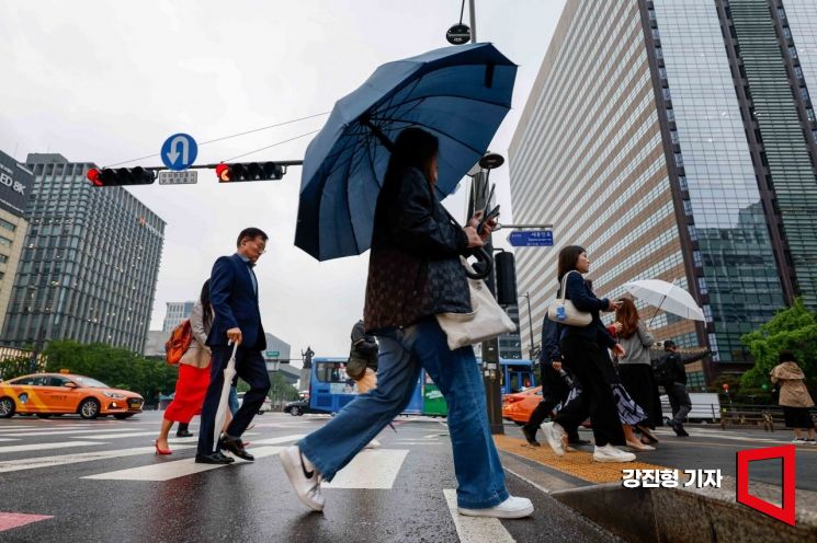 비가 내리는 서울 종로구 세종로 네거리에서 직장인들이 출근하는 모습/ 사진=강진형 기자aymsdream@