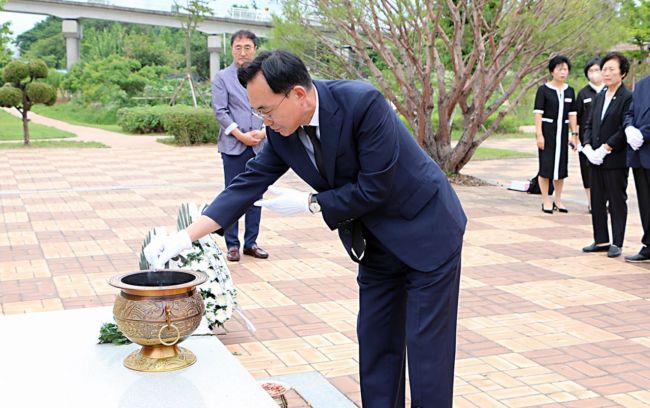 6.25참전기념탑을 참배하고 있는 윤병태 나주시장.[사진제공=나주시]