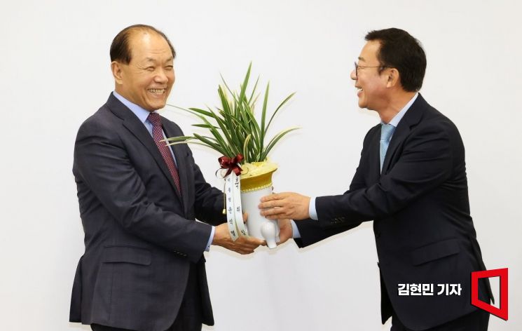 [포토] 축하난 전달하는 홍철호 정무수석