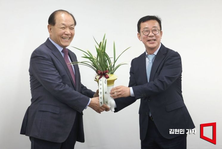 [포토] 정무수석, 황우여 예방…尹 "어려운 시기 중책 맡아주셔서 감사"