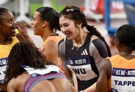 2024 다이아몬드 리그 대회 여자 100m 허들 경기에 참가한 우옌니. 타 선수들과 다르게 짙은 화장이 눈길을 사로잡는다. [사진=웨이보 갈무리]