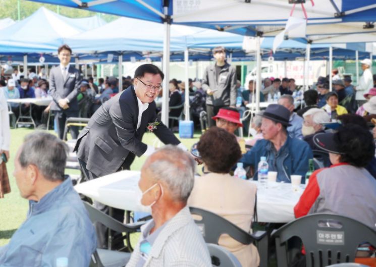 홍남표 창원특례시장이 지난 3일 마산회원구 합성1동 경로 위안잔치에서 어르신들께 안부를 묻고 있다.