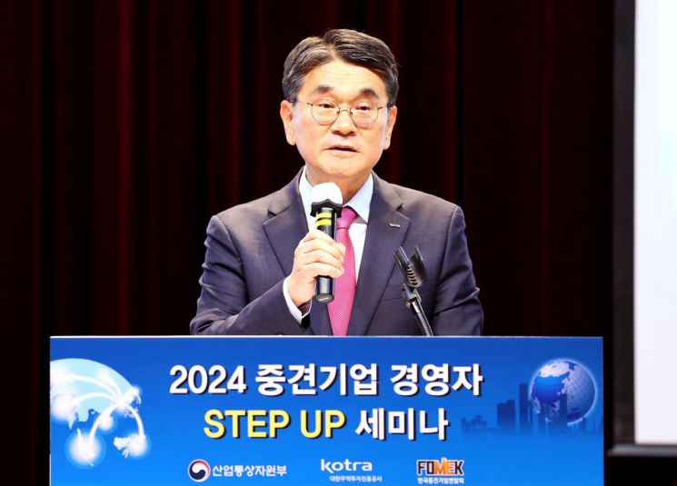 7일 서울 염곡동 KOTRA 본사에서 열린 '2024 중견기업 경영자 스텝업 세미나'에서 전춘우 KOTRA 부사장이 환영사를 하고 있다. 사진=KOTRA 제공