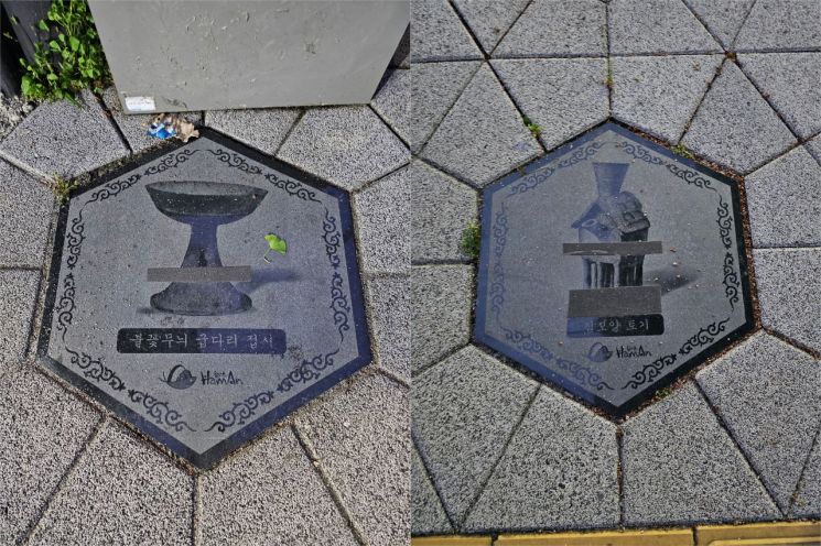 경남 함안군 가야읍 거리에 설치된 함안 아라가야 출토 유물 보도블록에 미끄럼 방지 테이프가 붙어있다. [사진제공=독자]