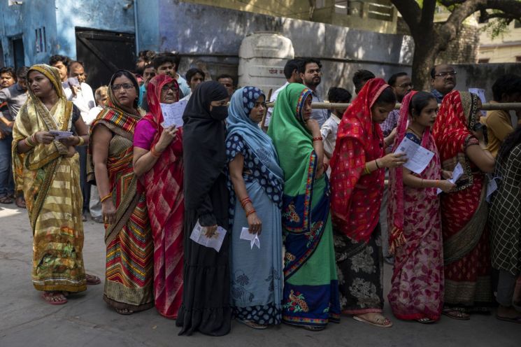 투표장으로 향하는 인도 여성 유권자 [사진출처=AP/연합뉴스]