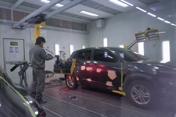 [르포]"갈고리가 왜 여기에?"…전기차 정비 어떻게 하나 봤더니