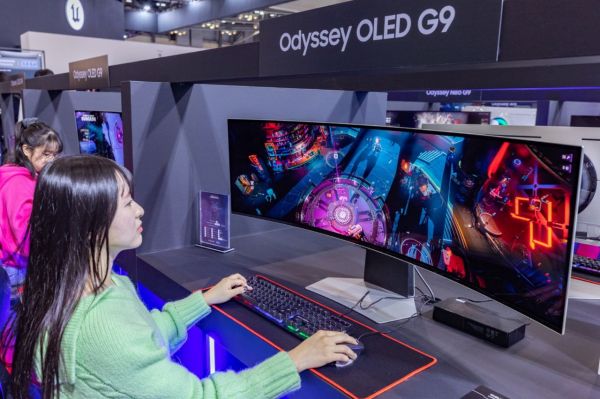 삼성전자 모델이 지스타 2023 오디세이 체험존에서 오디세이 'OLED G9'을 소개하고 있다. [사진제공=삼성전자]