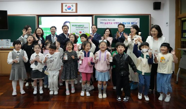 허남식 신라대 총장이 모산초등학교 1학년 학생 대상 늘봄학교 일일교사로 참여하고 있다.