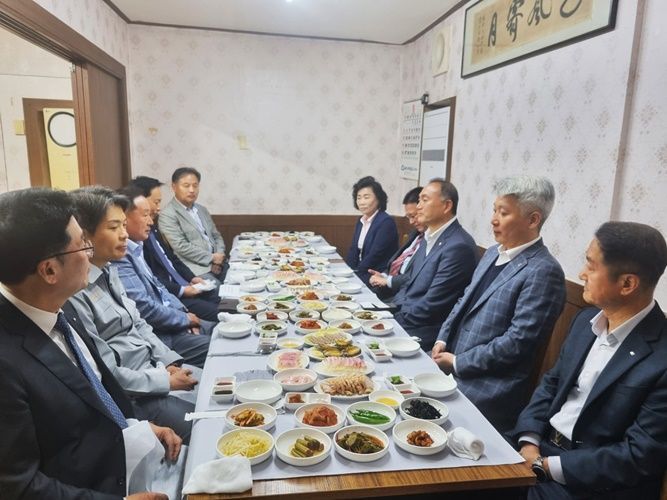 김원이 국회의원을 초청해 기업인과의 소통간담회를 가졌다. [사진제공=목포상공회의소]