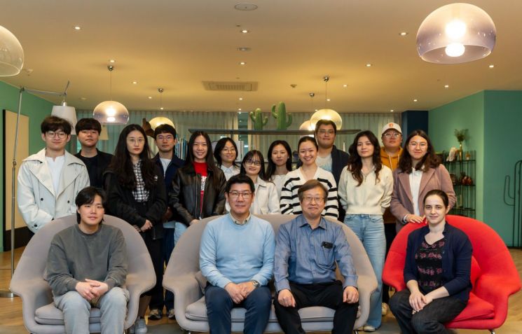 아랫줄 왼쪽 두번째부터 제1저자 김석민 연구원, 김용환 교수.