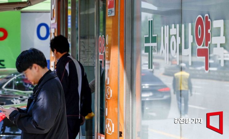 지난해 결정된 건강보험 의료수가 인상분이 올해 반영되면서 병원비와 약값이 상승한 가운데 8일 서울 송파구 서울아산병원 인근 약국 밀집지역을 찾은 고객이 약을 받기 위해 대기하고 있다. 사진=강진형 기자aymsdream@