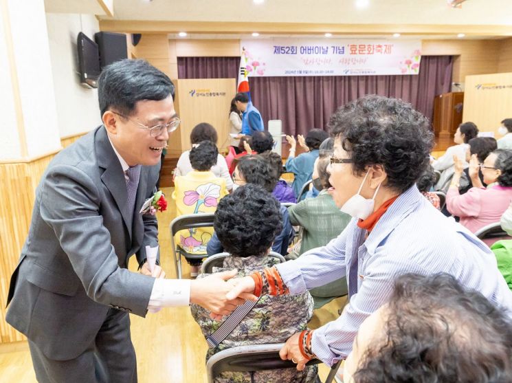 진교훈 강서구청장, 어버이날 경로행사 찾아 인사 