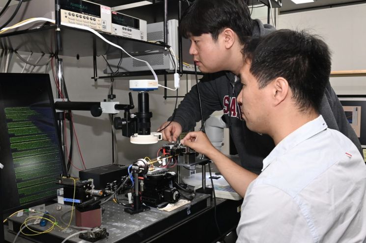 ETRI 연구진이 제작된 양자점 레이저 다이오드를 측정하고 있다. ETRI 제공