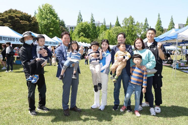박완수 경남도지사(왼쪽 두 번째)가 도청 서편 잔디광장에서 펼쳐진 ‘아이! LOVE♥ 경남, 아이가치 행복같이’ 행사장을 찾았다. [사진제공=경남도청]